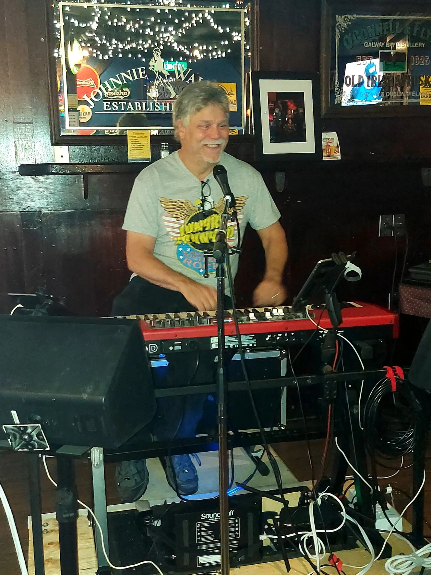 Roy Cunningham performing with full rig